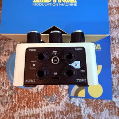 Universal Audio UAFX Astra Modulation Machine 2000s - White image 3