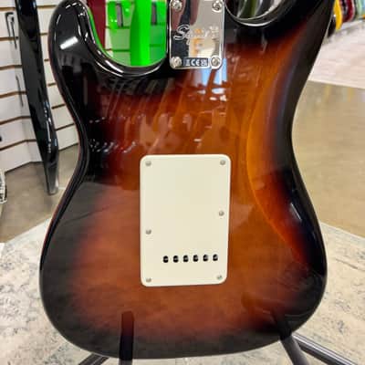 Squier Classic Vibe '60s Stratocaster with Laurel Fretboard - 3-Color Sunburst image 7