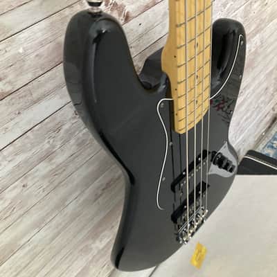 Used 2004 Fender American Series Jazz Bass with Maple Fretboard image 3