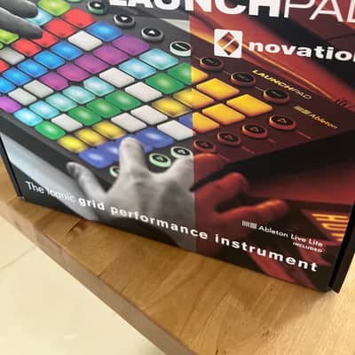 Novation Launchpad Mini MKII Pad Controller 2015 - 2019 - Black image 1
