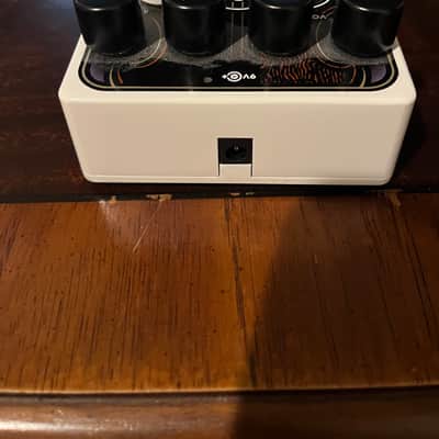 Electro-Harmonix String9 String Ensemble 2022 - Present - White / Brown Graphic image 3