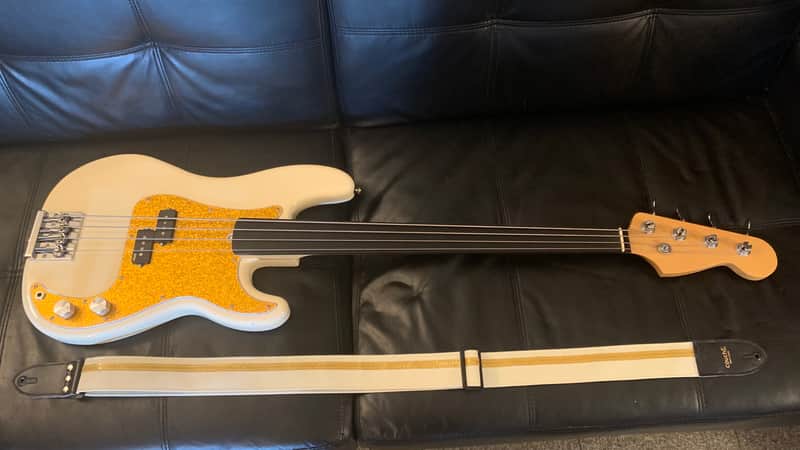 Fretless Precision Bass image 1