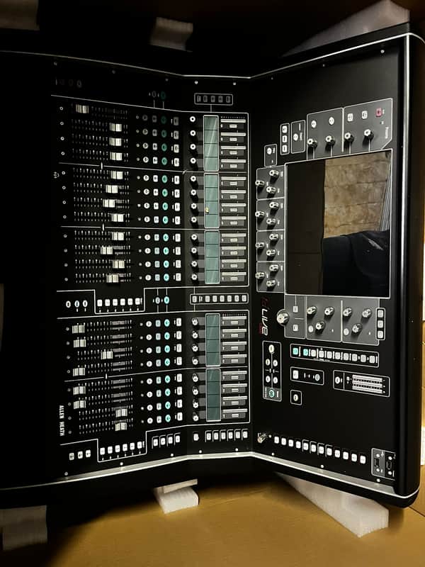 Allen & Heath dLive S3000 image 1