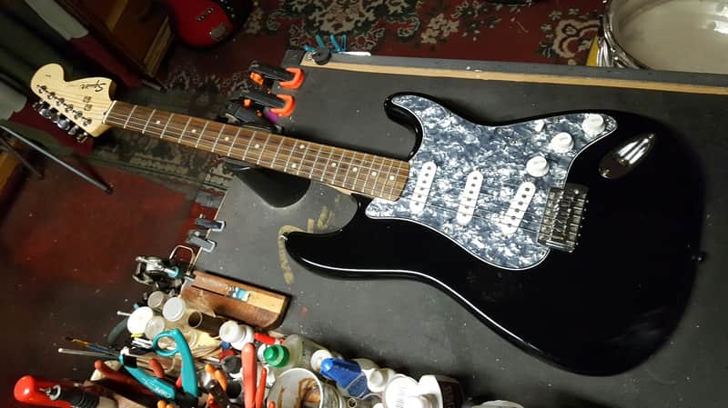 Squier by Fender ギター 20th Anniversary 製品レビュー] Squier Stagemaster 20th Anniversary Version - YouTube