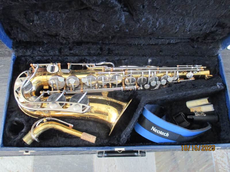 Vito brand Alto saxophone with case and mouthpiece. Made in Japan image 1