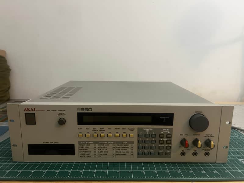 Akai S950 MIDI Digital Sampler 1988 - White image 1