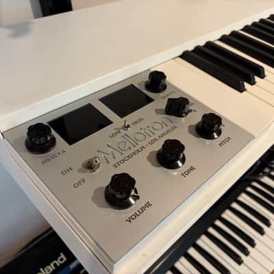 Mellotron M4000D Mini 2018 - Present - White with sound card 2 and 3 ($500 each) and flight case ($350 retail) image 2
