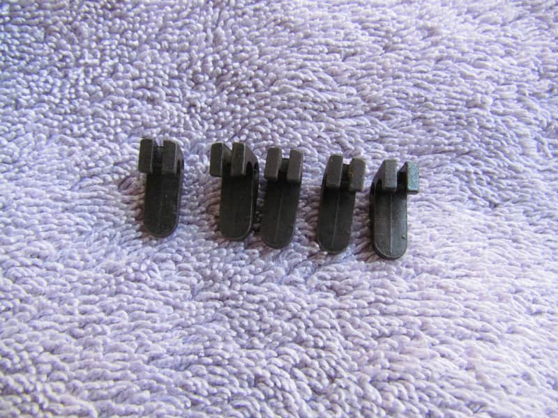 Gibson? TP-6 Tailpiece Claws Set Of 5 String Anchors/Claws Potentially For A Gibson TP-6 Tailpiece Bild 1