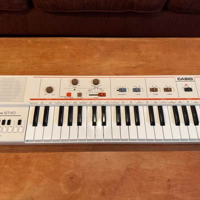 Casio MT-40 Casiotone 37-Key Synthesizer 1981 - 1982 - White