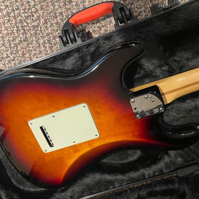 2015 Fender American Deluxe Stratocaster with Maple Fretboard - 3-Color Sunburst image 2