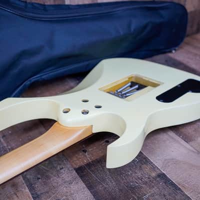 Ibanez PGM30-WH Paul Gilbert Signature with Lo TRS II Tremolo 1995 - 2002 - White image 12