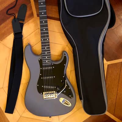 Donner Standard Series Stratocaster style Gray Electric Guitar Single Coil Pickups Soft Case, Strap image 2