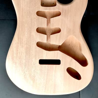 Mahogany light 2 pieces Body Stratocaster Style less than 1.7kilos (-3,75lb), Un image 4