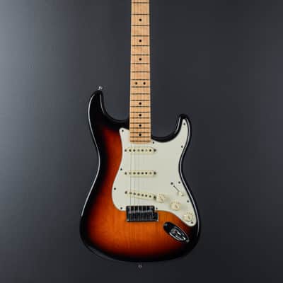 Fender Custom Shop USED Custom Classic Stratocaster "V" Neck - 3-Color Sunburst '08 image 3
