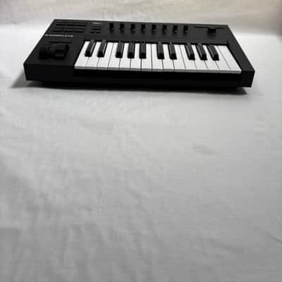Native Instruments Komplete Kontrol A25 2018 - Present - Black image 4