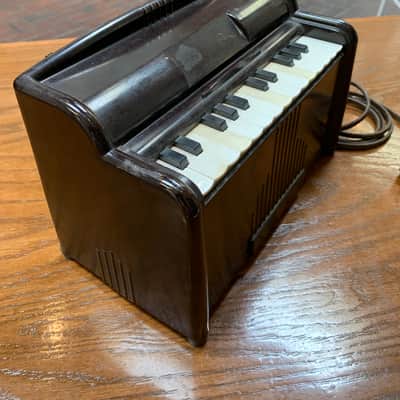 Vintage Magnus Organ Model 1510 image 2