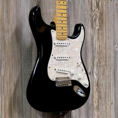 Fender American Series Stratocaster with Maple Fretboard 2000 - 2007 - Black image 2