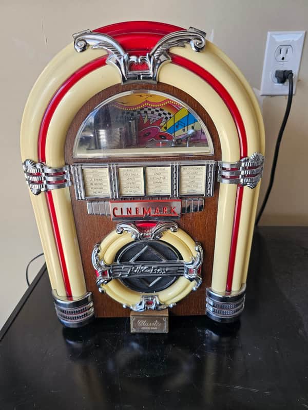 Crosley CR-11 Collector's Edition Jukebox 1998 - Wood image 1