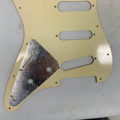 Fender SSS 3 ply aged white/parchment 11 hole - Aged white image 2