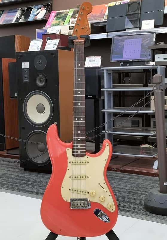 FENDER USA American Vintage’62 Stratocaster Electric Guitar - Iconic Tone