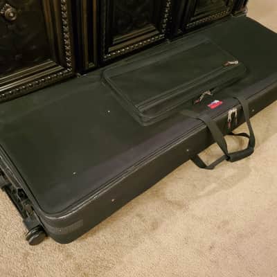LARGE GATOR KEYBOARD/SYNTHESIZER TRAVEL CARRYING CASE W/WHEELS image 6