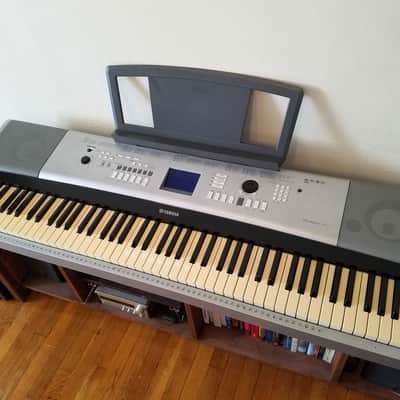 Yamaha DGX-520 88-key piano w\ stand image 1