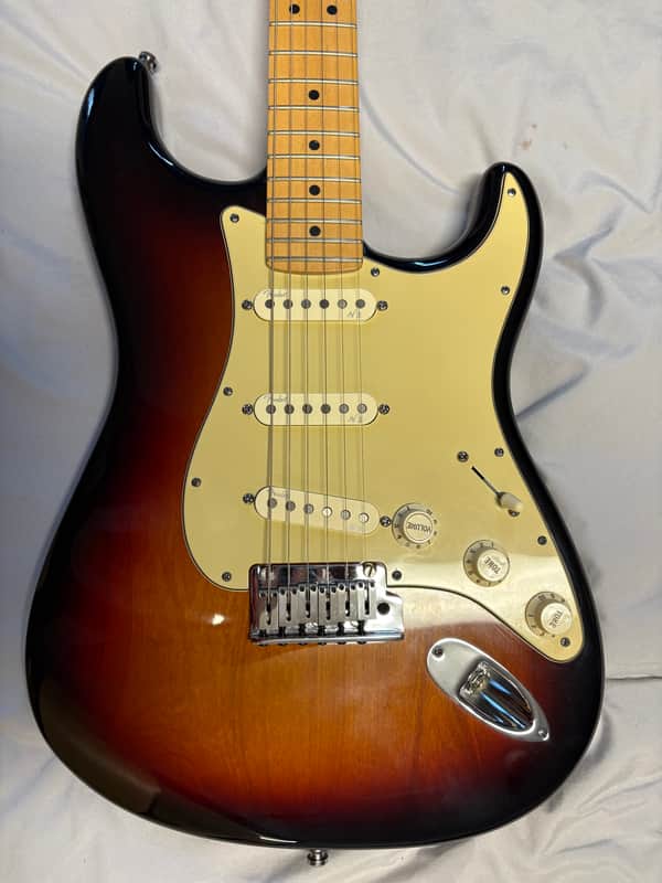 Fender American Deluxe Stratocaster with Maple Fretboard 2011 - 2015 - 3-Color Sunburst with Fender hard case image 1