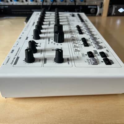 Abstrakt Instruments Avalon Bassline 2016 - White -TB-303 clone synth image 4