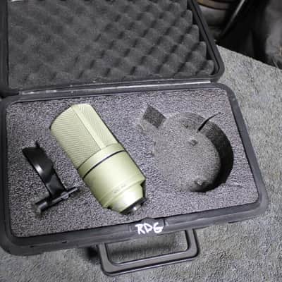 MXL 990/ Condenser Mic with Case and One Mount image 1
