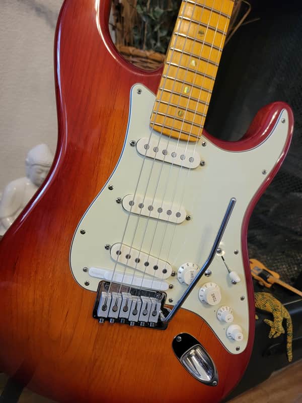 Fender RARE Fender VG Deluxe Stratocaster 2008 - Faded Cherry Burst image 1
