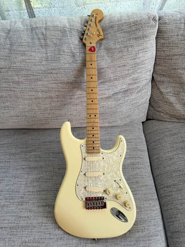 Fender American Special Stratocaster with Maple Fretboard 2015 - 2018 - Olympic White