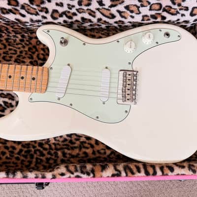 Fender Offset Series Duo-Sonic with Maple Fretboard 2016 - 2019 - Arctic White image 2