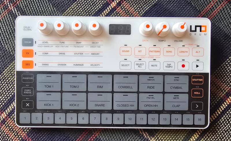 IK Multimedia UNO Drum Analog/PCM Drum Machine