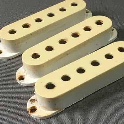 Vintage Set of 3 MIJ Fender Strat Pickup Covers Japan 1990s Natural Aged Cream Relic image 4