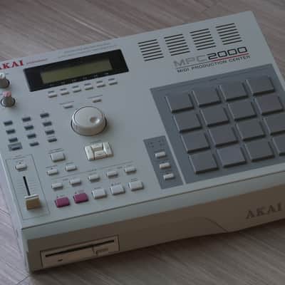 Akai MPC2000 MIDI Production Center 1997 - 2001 - Grey