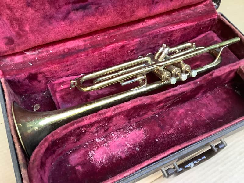 Frank Holton & Co professional trumpet / serial number  33765 /   +- 1917 made in Chicago USA floral engraving ! image 1