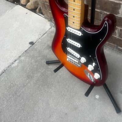Fender Player Strat Plus TOP MN 2023 - Cherry Burst image 3