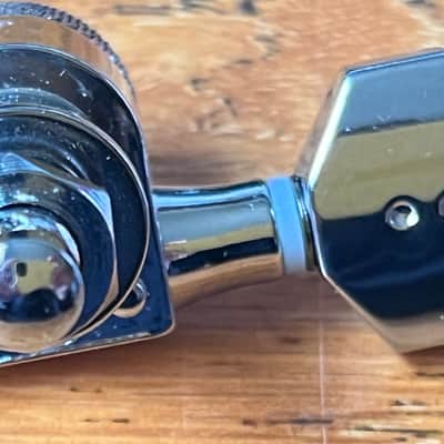 Graph Tech Graph Tech Ratio Tuned Staggered Locking Tuners 2023 - Chrome image 2