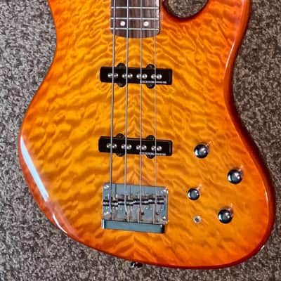 Fender Deluxe Jazz Bass quilted top Sunburst electric bass guitar Hardshell case image 2