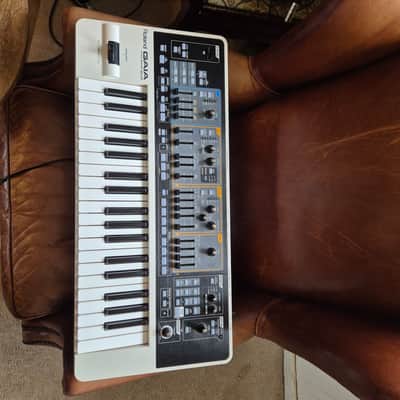 Roland SH-01 GAIA 37-Key Digital Synthesizer 2010 - 2012 - White
