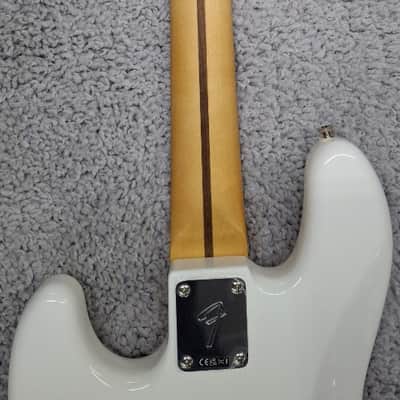 Mint Fender Player II Jazz Bass guitar, Maple Fingerboard, Polar White - MIM image 5
