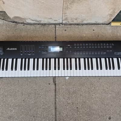Alesis QS7.1 (USA designed) 76-keys/64-voice polysynth + "EuroDance" Q card