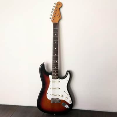 1989 Fender AVRI '62 Stratocaster with all tags and case candy image 1