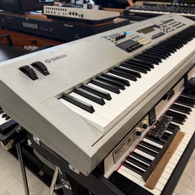 Yamaha MO8 image 4