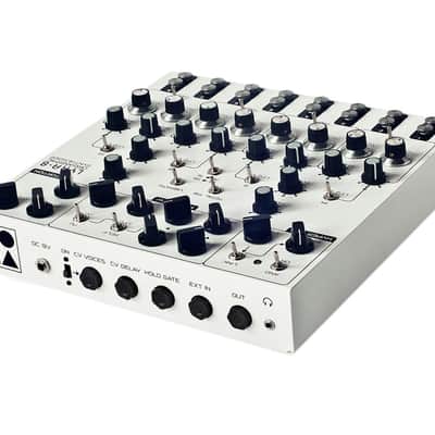Immagine SOMA Laboratory Lyra-8 Organismic Drone Synth (White) [DEMO] - 3