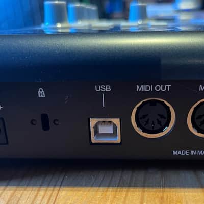 Akai MPD26 MIDI controller - Black image 2