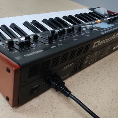Behringer DeepMind 6 with original Bag / Synthonia Libraries - Deep mind image 5