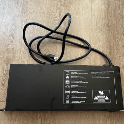 Live Wire PC900 9-Outlet Power Conditioner and Distribution System 2010s - Black image 2