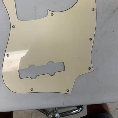 Fender - Fender Jazz Bass pickguard, 4-string, 10-hole mount, white / parchment - White/parchment image 2