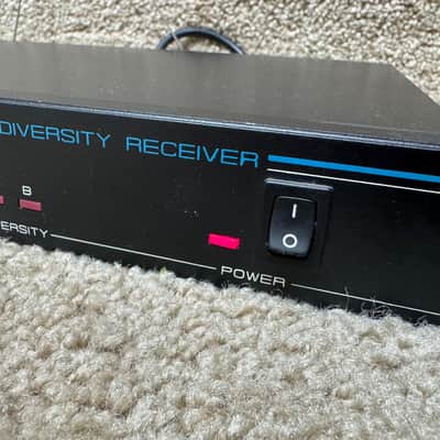 Vega R-22 Diversity Handheld Wireless Mic System image 10